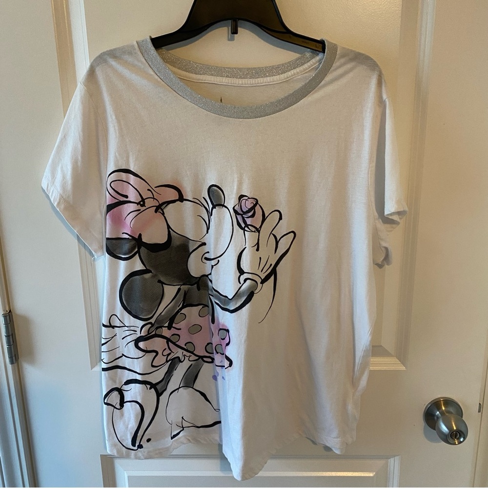 Disney Women's Minnie Mouse Kiss Tee - White and Pink Size 2X